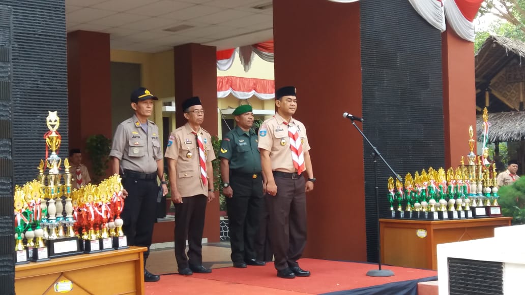 BHABINKAMTIBMAS CIMONE JAYA MENDAMPINGI WAKAPOLSEK KARAWACI MENGHADIRI UPACARA HUT PRAMUKA KE 58