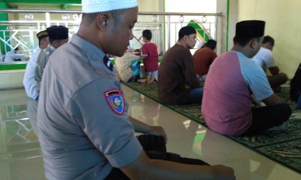 Bhabinkamtibmas Ds. Rawa Burung Kunjungi Masjid Sholat Dzuhur