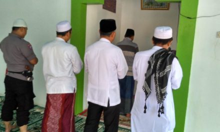 Bhabinkamtibmas Kunjungi Masjid Saat Adzan Berkumandang