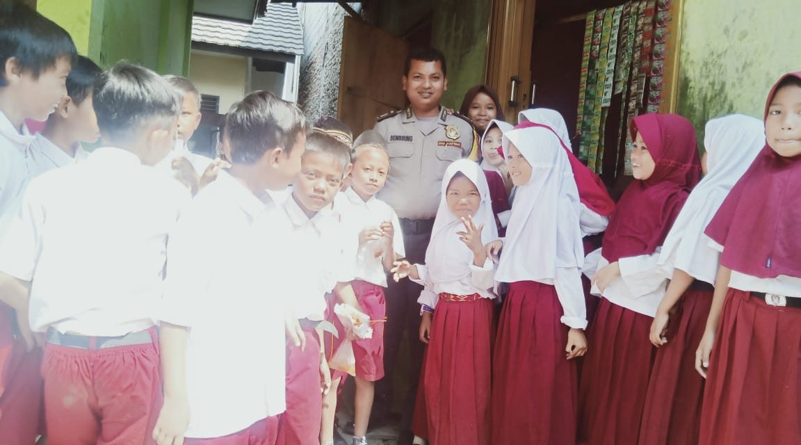 Rutinitas Bhabinkamtibmas Sambangi Sekolah Jalin Keakraban