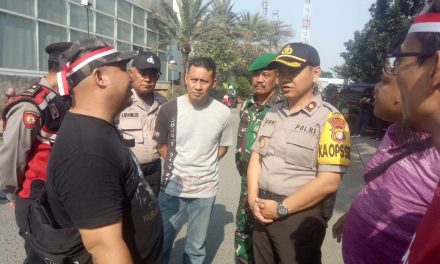 Kapolsek Cipondoh Temui Warganya Yang Sedang Menyampaikan Aspirasinya