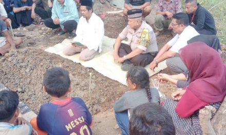 Bhabinkamtibmas Polsek Cipondoh Melayat ke Tempat Tokoh Masyarakat yang Meninggal Dunia