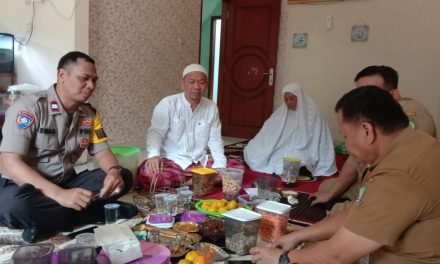 Bhabinkamtibmas Polsek Cipondoh Bersama Lurah Kunjungi Tomas yang Baru Pulang Haji