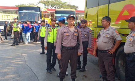 Polsek Cipondoh Pengamanan Keberangkatan Buruh Di Rest Area Kunciran Menuju DPR RI