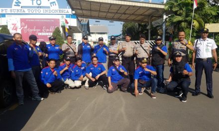 Anggota Polsek Cipondoh Pantau Keberangkatan Buruh ke Jakarta