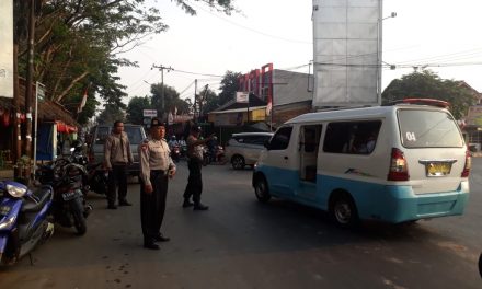 Kanit Samapta Polsek Neglasari bersama Anggota Gatur Lalin di Simpang 7 Mekarsari