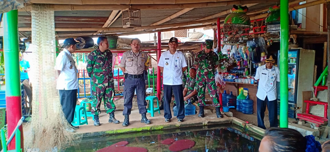 3 PILAR (TNI, POLRI DAN CAMAT) HADIRI DALAM RANGKA PENANAMAN POHON BANTARAN KALI CISADANE DI KP. CACING KARAWACI TANGERANG