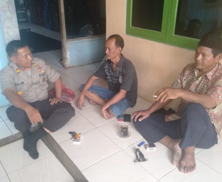 Dalam Suasana Santai Kapolsek Cipondoh Sambangi Tokoh Agama