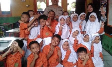 POLISI dan Pelajar berkomunikasi aktif bersama adik-adik dari Sekolah SD IT Annur