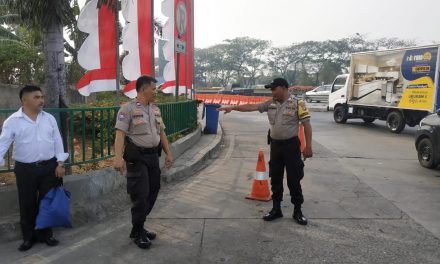 Polsek Cipondoh Lakukan Penyekatan Massa Di Rest Area