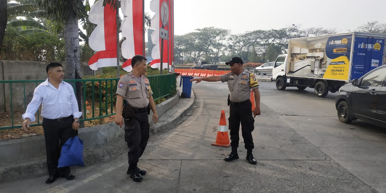 Polsek Cipondoh Lakukan Penyekatan Massa Di Rest Area