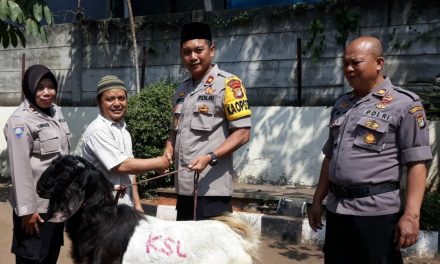 Kapolsek Benda Menyerahkan Seekor Kambing Kurban Ke DKM Masjid Jami Nurul Islam