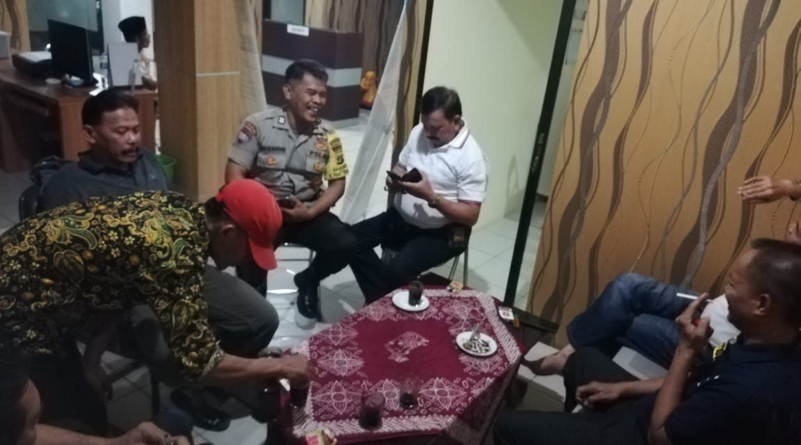 Sambangi Tokoh Masyarakat, Bhabinkamtibmas Polsek Cipondoh Jaga Keamanan Wilayahnya