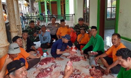 Bhabinkamtibmas Polsek Cipondoh Pantau Pendistribusian Daging Kurban