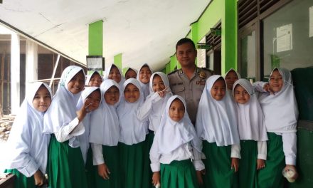 Sambil Sambang Bhabinkamtibmas Polsek Cipondoh Arahkan Siswa Untuk Segera Pulang Ke Rumah