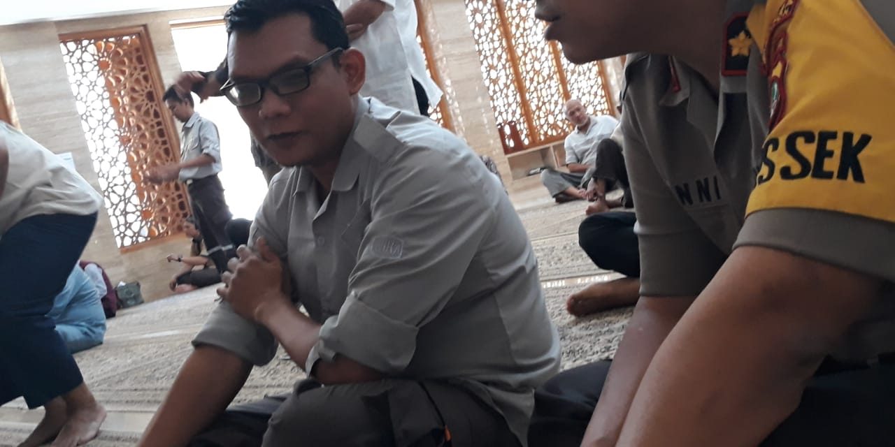 Kapolsek Cipondoh Sholat Zuhur Bersama Warga