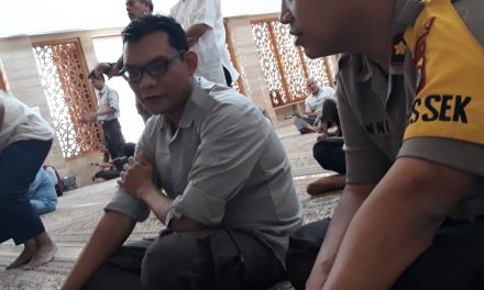 Kapolsek Cipondoh Sholat Zuhur Bersama Warga