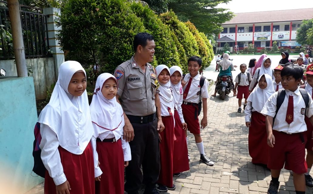 Kunjungi Sekolah Bhabinkamtibmas Polsek Cipondoh Berikan Motivasi Untuk Rajin Belajar