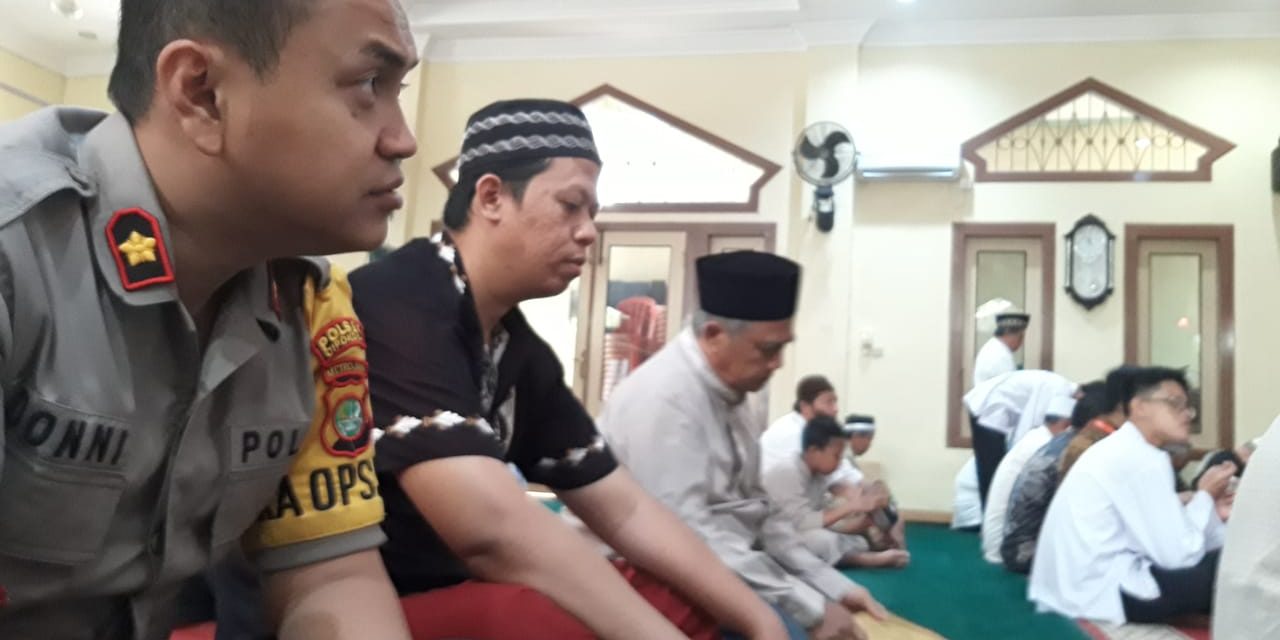 Berikan Rasa Aman, Kapolsek Cipondoh Sholat Jumat Berjamaah Bersama Warga