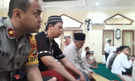 Berikan Rasa Aman, Kapolsek Cipondoh Sholat Jumat Berjamaah Bersama Warga