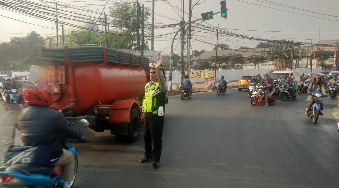 Kanit Lantas Polsek Cipondoh Pimpin Pelaksanaan Gatur Lantas di Pagi Hari