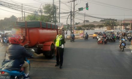 Kanit Lantas Polsek Cipondoh Pimpin Pelaksanaan Gatur Lantas di Pagi Hari