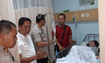 Kapolsek Batuceper Menjenguk istri anggota Bhayangkari yang sedang sakit