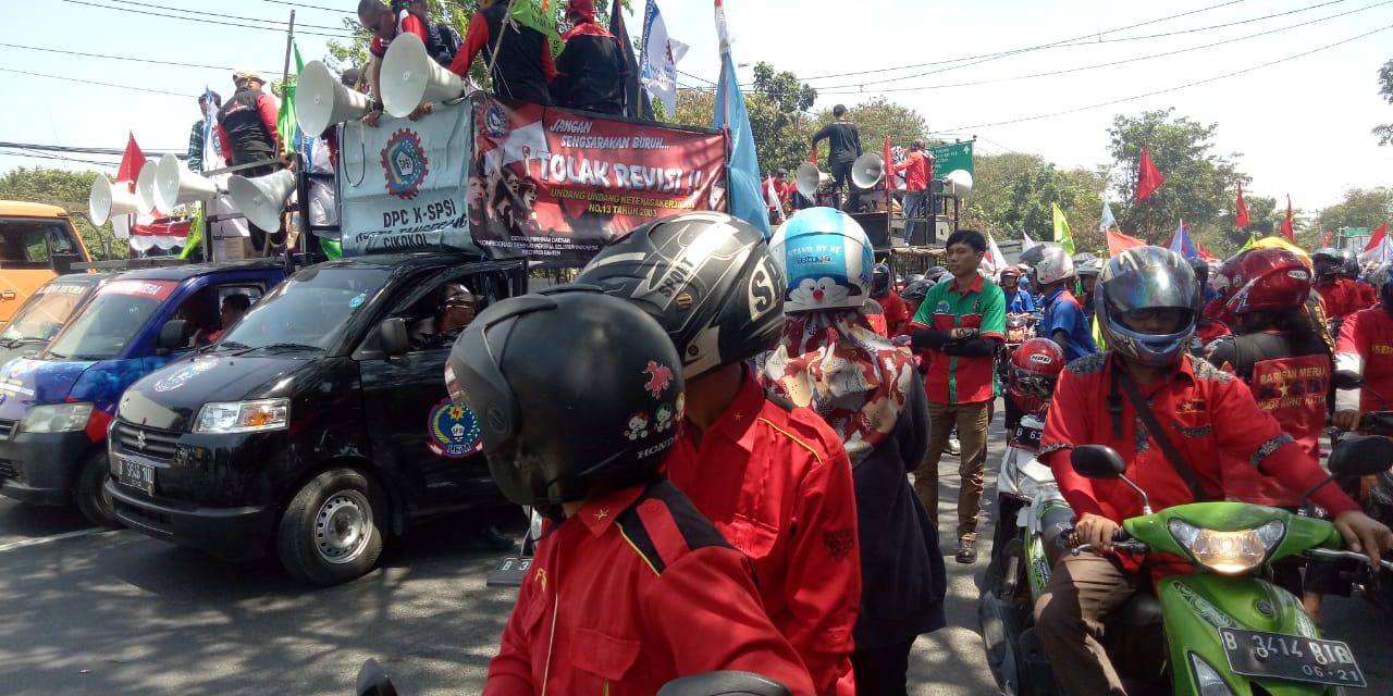 Kapolsek Batu Ceper Pimpin Pengawalan (Konvoi) dan Pengamanan terhadap Aksi unjuk rasa gabungan massa Serikat Pekerja Buruh Kota Tangerang  yang akan melakukan aksinya di Istana Negara Jakarta