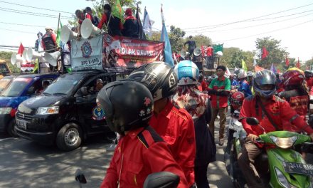 Kapolsek Batu Ceper Pimpin Pengawalan (Konvoi) dan Pengamanan terhadap Aksi unjuk rasa gabungan massa Serikat Pekerja Buruh Kota Tangerang  yang akan melakukan aksinya di Istana Negara Jakarta