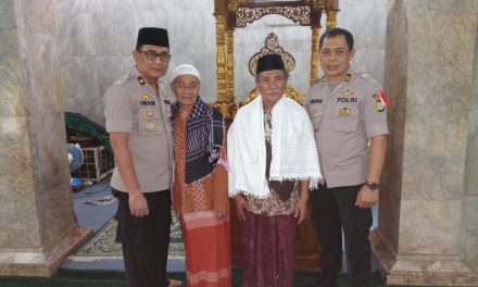 Kapolsek Batuceper Hadir di Masjid Jami AN Nur Batu ceper dan sholat Dzuhur berjamaah bersama warga masyarakat