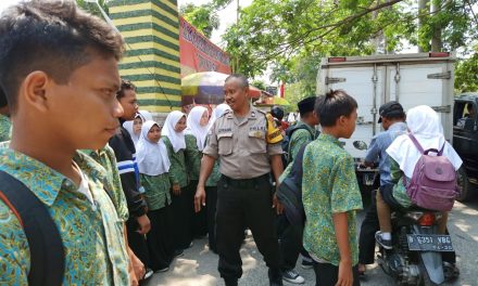 Aiptu Sukarno Sambangi Sekolah Saat Pelajar Pulang Sekolah