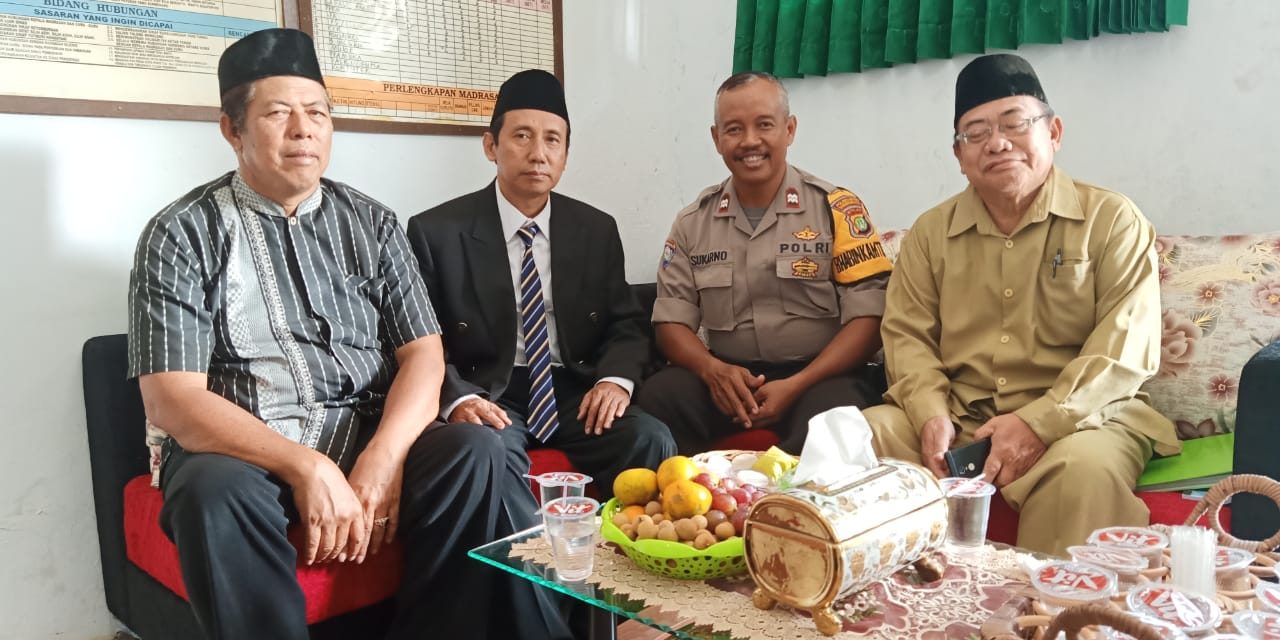 Sambang Polsantren, Bhabinkamtibmas Ingatkan Bahaya Menyebarkan Berita Hoax