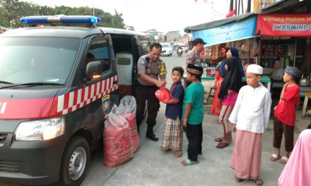 Polsek Batuceper Subsidi Sembako Berupa Beras Kepada Warga dan Anak Yatim