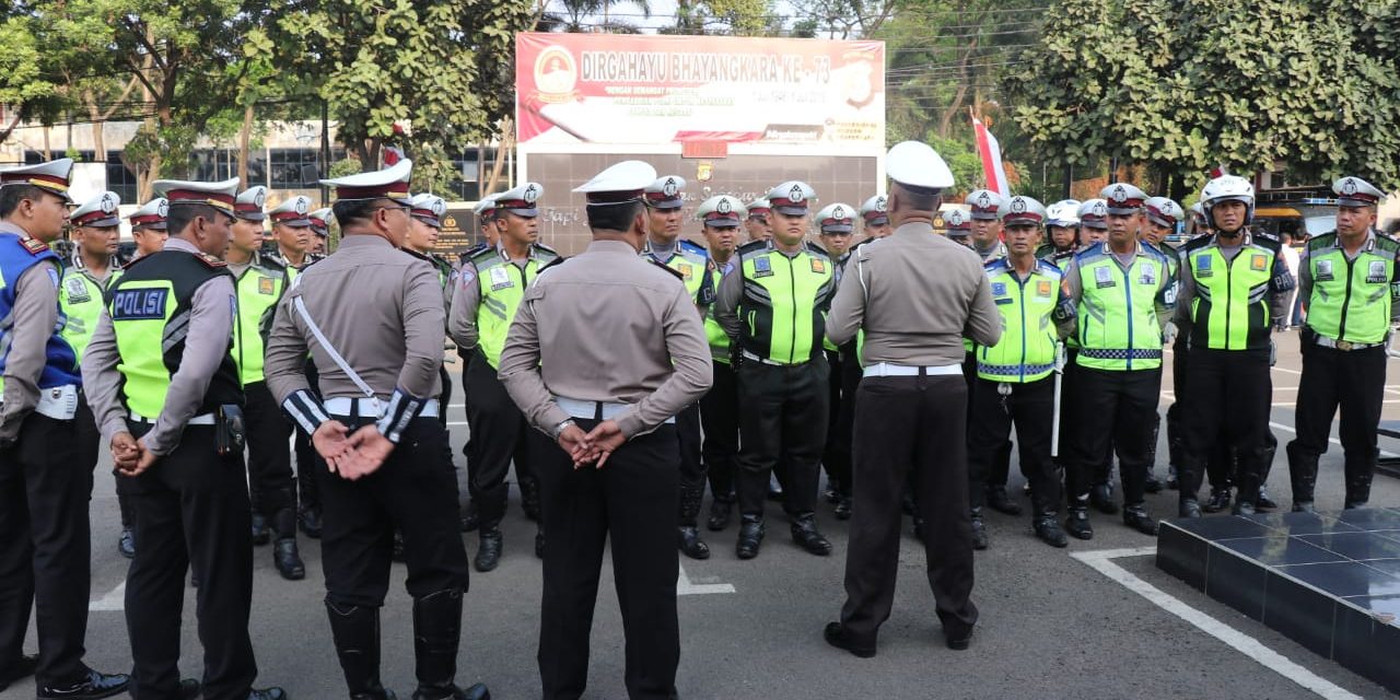 Kasat Lantas Berikan Arahan Kepada Anggota Lantas Sebelum Pengamanan Malam Takbiran