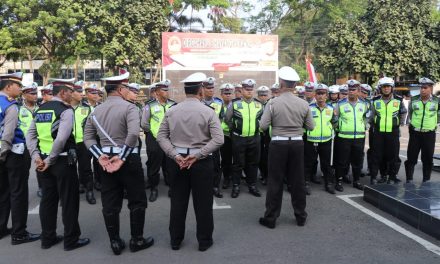 Kasat Lantas Berikan Arahan Kepada Anggota Lantas Sebelum Pengamanan Malam Takbiran