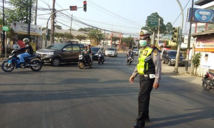 Antisipasi Terjadinya Kemacetan, Anggota Lantas Polsek Cipondoh Gatur Lantas Pagi Hari