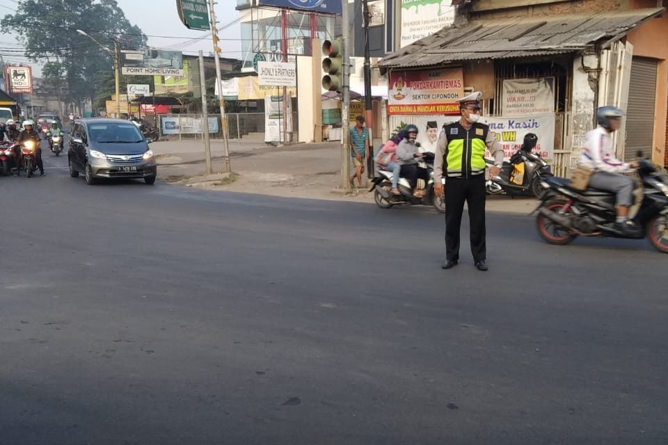 Dengan Gatur Lantas Di Pagi Hari, Polsek Cipondoh Ciptakan Kelancaran Berlalu Lintas