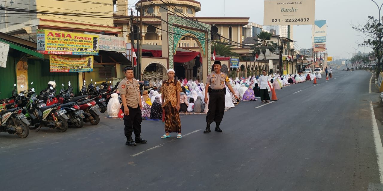 Aiptu Mulyadih Berikan Pengamanan Kepada Jamaah Yang Melaksanakan Sholat Idul Adha