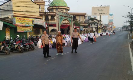 Aiptu Mulyadih Berikan Pengamanan Kepada Jamaah Yang Melaksanakan Sholat Idul Adha