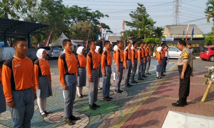 Bhabinkamtibmas Polsek Cipondoh Berikan Motivasi Kepada Paskibraka Kecamatan Pinang