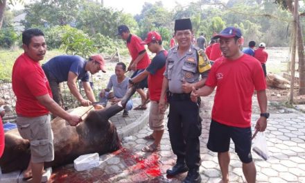 Bhabinkamtibmas Polsek Cipondoh Melaksanakan Giat Pengamanan Pemotongan Hewan Qurban Dalam Rangka Hari Raya Idul Adha1440 H