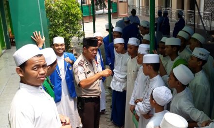 Sambang Polsantren Aiptu Suhandi Ajak Santri Tidak Membakar Sampah Sembarangan