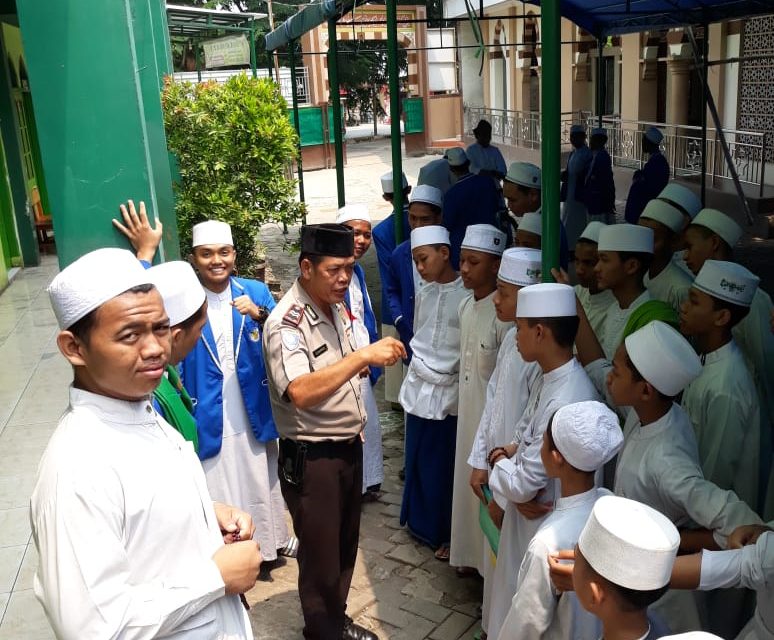 Sambang Polsantren Aiptu Suhandi Ajak Santri Tidak Membakar Sampah Sembarangan