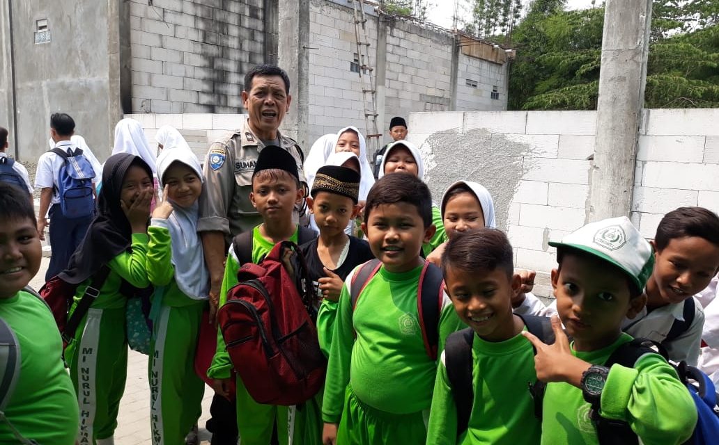 Sambangi Sekolah Aiptu Suhandi Ajak Siswa Menaati Aturan Sekolah