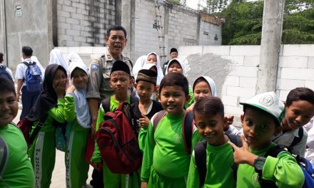 Sambangi Sekolah Aiptu Suhandi Ajak Siswa Menaati Aturan Sekolah