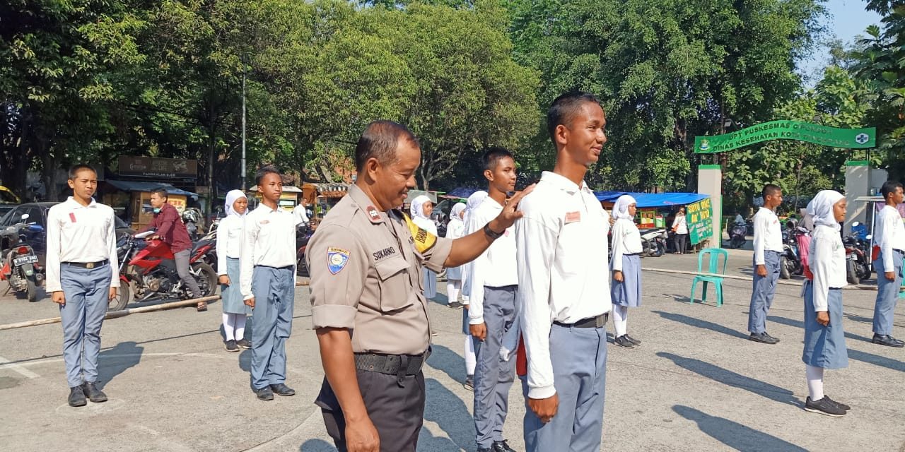 Aiptu Sukarno Berikan Materi Baris Berbaris Kepada Paskibraka