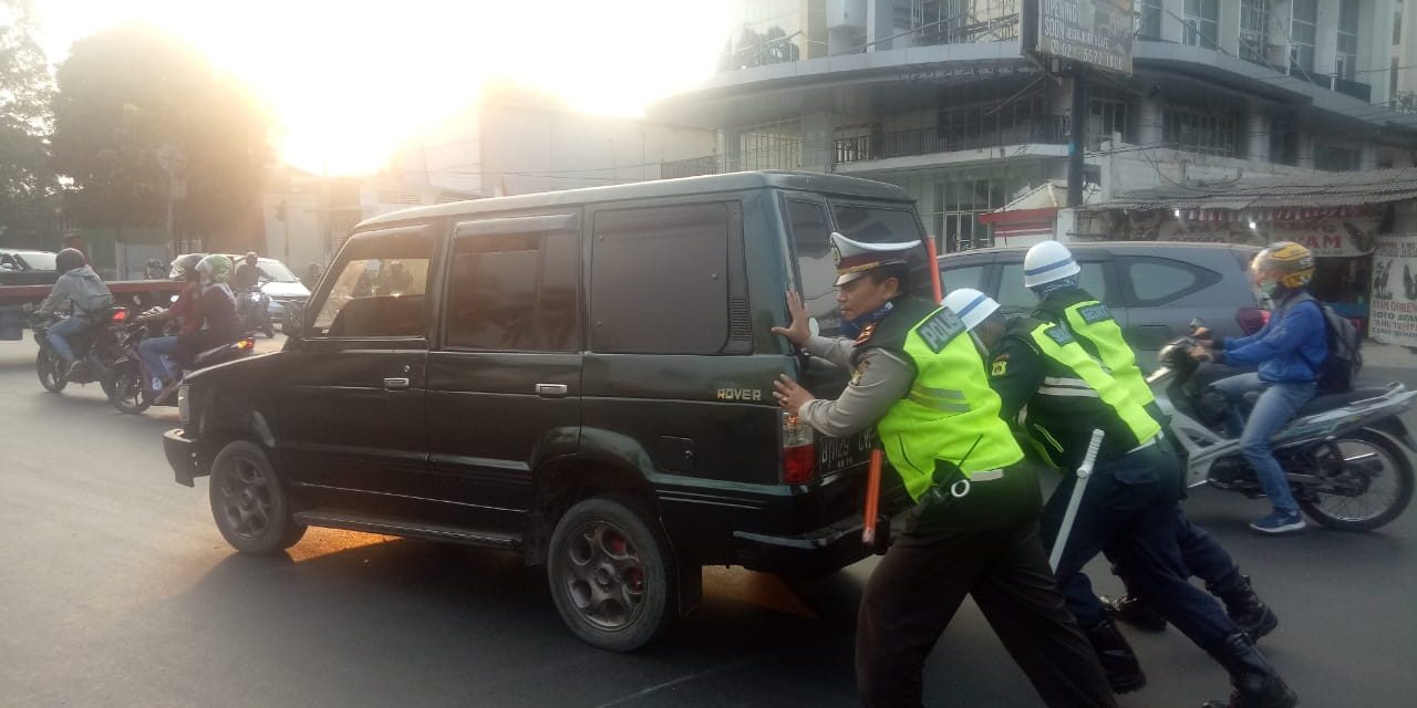 Mobil Mogok Kanit Lantas Polsek Batuceper IPTU Tasdik.SH berikan bantuan pertolongan, ‘’ Terima Kasih Pak POLISI ‘’