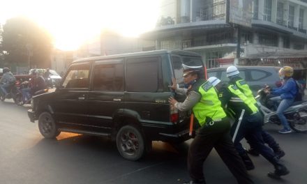 Mobil Mogok Kanit Lantas Polsek Batuceper IPTU Tasdik.SH berikan bantuan pertolongan, ‘’ Terima Kasih Pak POLISI ‘’