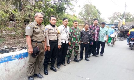 Kegiatan Kerja bakti bergotong royong Bhabinkamtibmas bersama unsur terkait 3 Pilar monitoring pembersihan sampah di sungai JL.Faliman Jaya