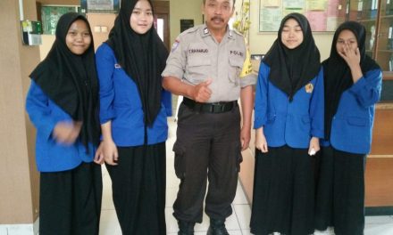 Sambang Kamtibmas, Bhabinkamtibmas Polsek Cipondoh Kunjungi Sekolah